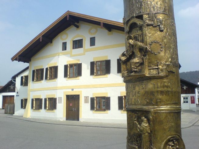 Papst Benedikt Geburtshaus und Benediktsäule
