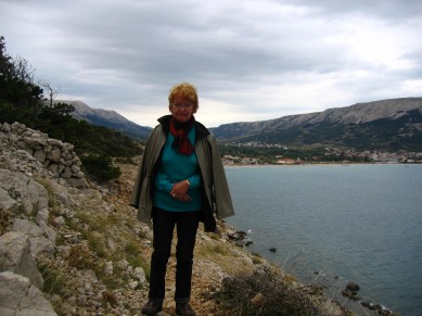 Irmgard auf dem Wanderweg