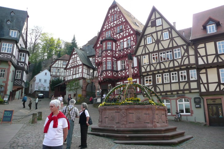 Fachwerkhäuser und Brunnen