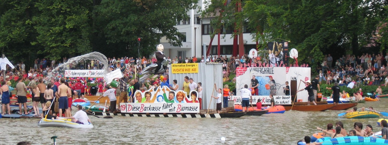 Barkasse mit Biomasse