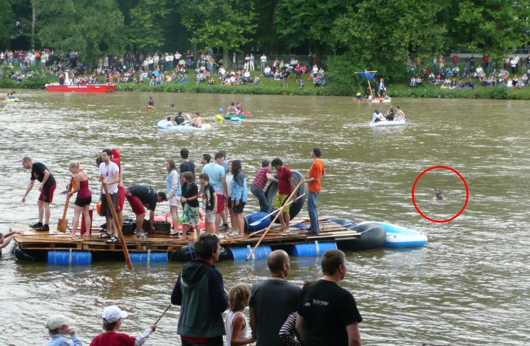 Floß und Schwimmer