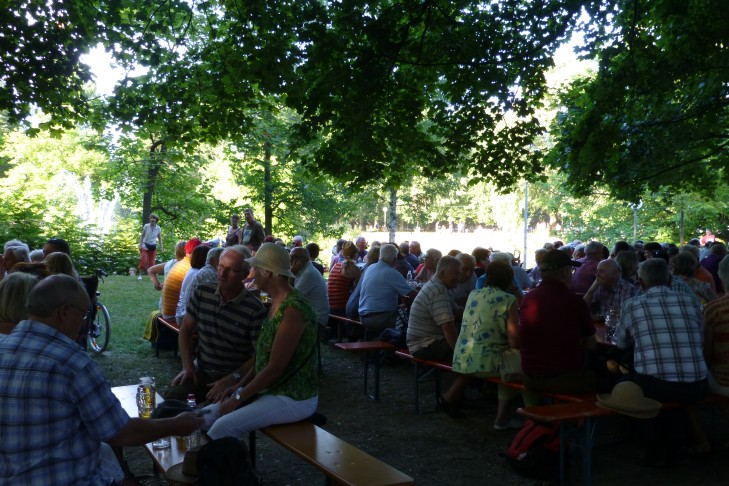 im kühlen Biergarten