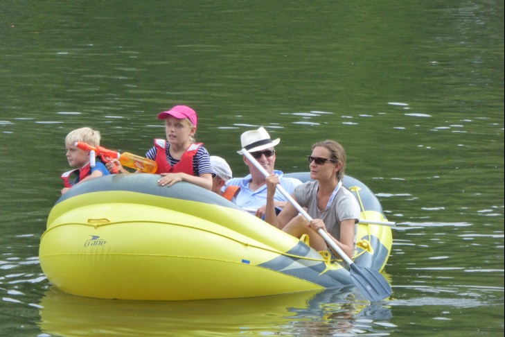 Familie im Gummiboot