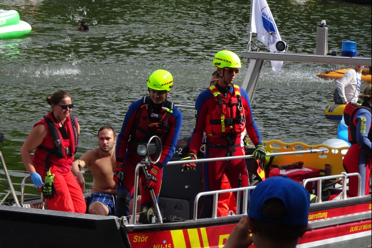 Helfer und Retter auf der Donau