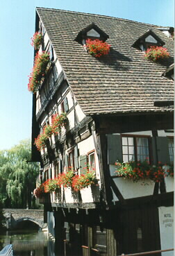 Schiefes Haus